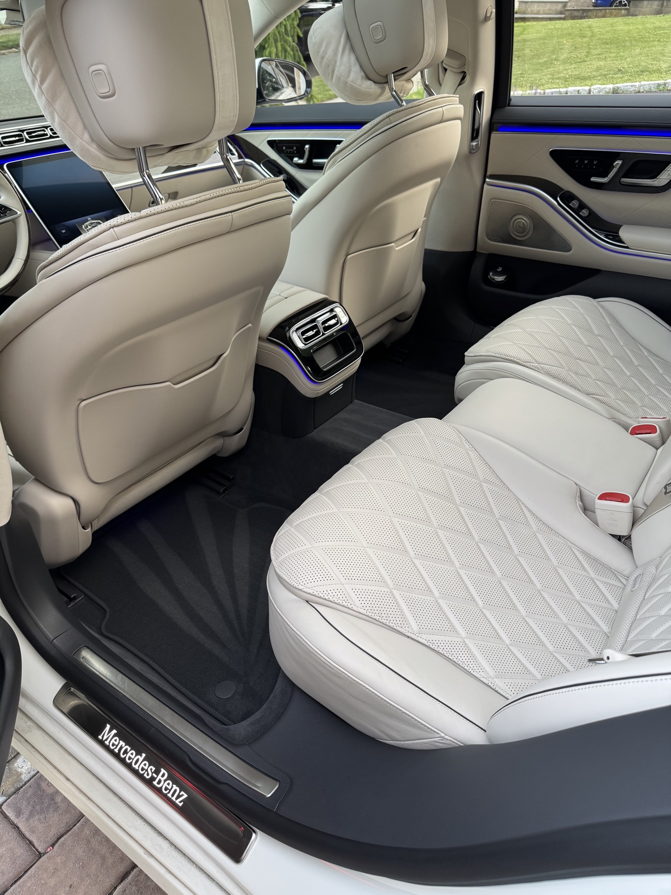 Mercedes-Benz S580 rear seats in white quilted leather with Mercedes-Benz illuminated sill plates
