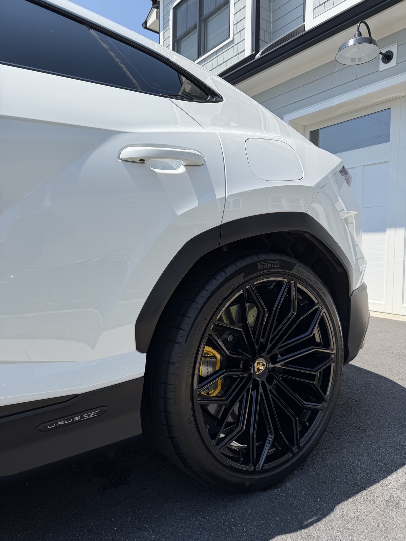 Close-up of Lamborghini Urus rear wheel with Urus SE badging